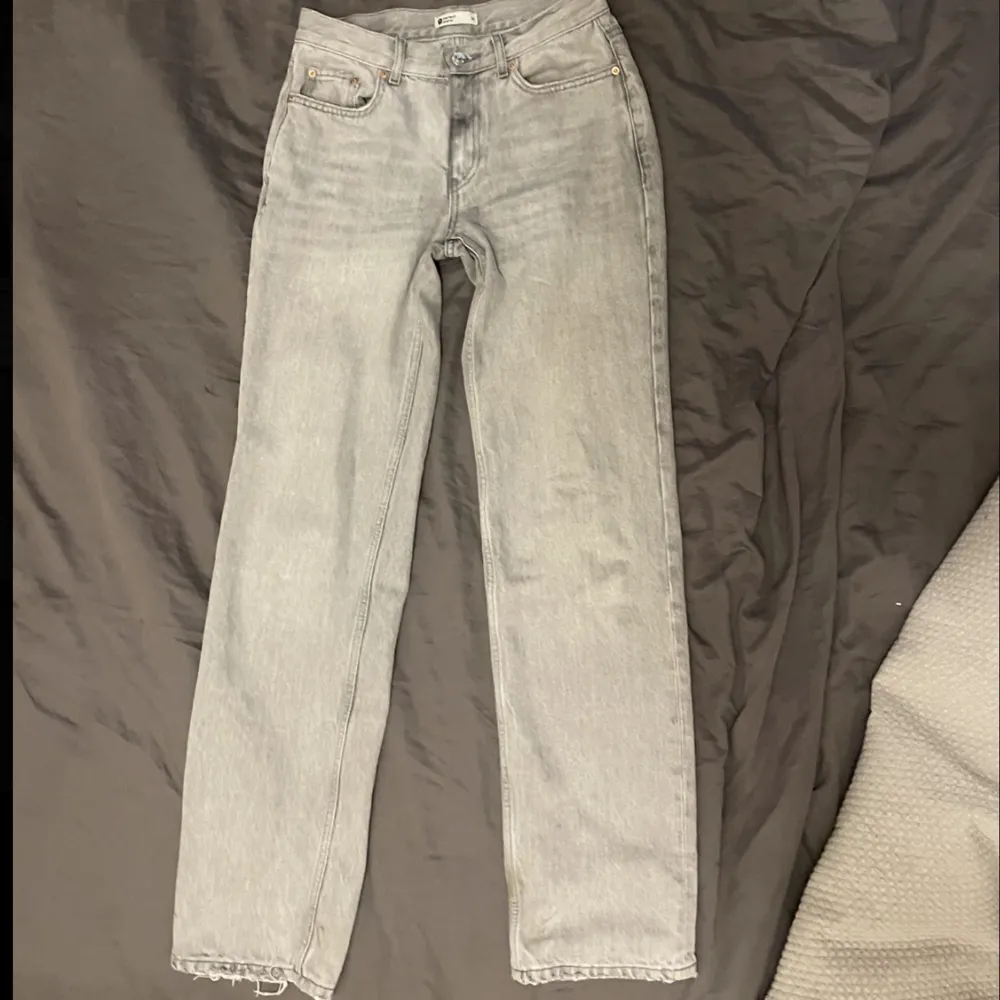 Jag säljer dom här jeansen pga att dom har blivit förstora. Strl 34. Köptes på GinaTricot för 499kr och säljer dom för 250kr+ frakt. Skriv till mig om du har någon fråga.😊. Jeans & Byxor.
