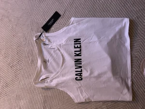 Vitt linne  - Träningslinne från Calvin Klein, helt oanvänd. 