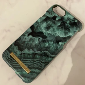 Iphone se skal - Passar iphone se (2020) från Ideal of sweden, lite små repor som man ser på bilden men annars helt och rent!