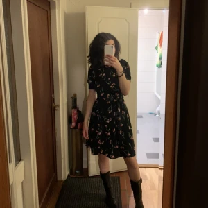 Magisk sommarklänning  - Underbar figursydd sommarklänning med blommor som man både kan klä upp och ner. Passar perfekt till ett par boots eller sneakers! Nyskick ändast provad!