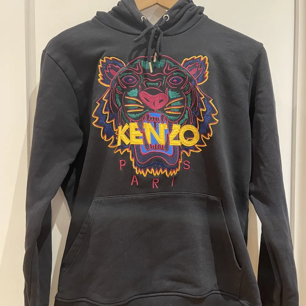 Hej Säljer min Kenzo hoodie då jag inte längre använder den. Hoodien är i storlek XS och är köpt på Season i Jönköping. Nypris är 3000kr.. Hoodies.