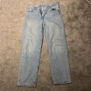 Ljusblå jeans från Levi’s, relaxed fit. 9/10 i skick. W 31 L 32. 