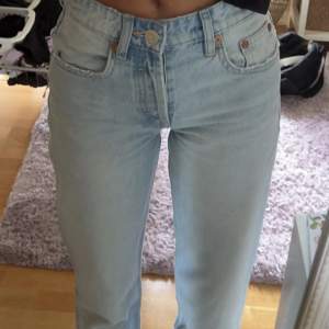 Skitsnygga mid-rise jeans från zara. Sparsamt använda, ser helt nya ut. Säljes då de blivit för små och säljer även ett par likadana svarta/gråa längre ner. Skriv privat vid frågor eller fler bilder!☺️
