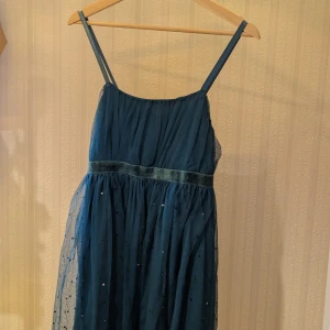 Fest klänning  - Säljer den då den inte används. Har haft den två gånger och tycker att den är som en XS-S.  Skickar inte kan bara mötas upp.