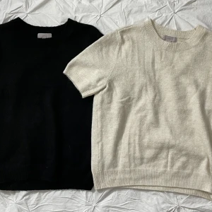 Stickade tröjor, Beige+Svart - Storlek: L/40 Skick: Ej Använd, tyget passade inte mitt tycke Originalpris: 300.  ❗️Dessa kommer i 2-pack, så köpet innehåller 2 tröjor (se bild)❗️