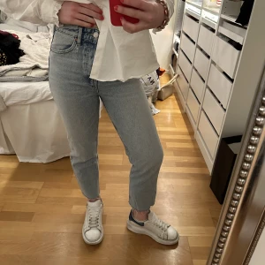 Straight jeans  - Straight jeans i kortare modell från Zara med lite slitna detaljer och i snygg blå tvätt. De är i princip som nya 💗