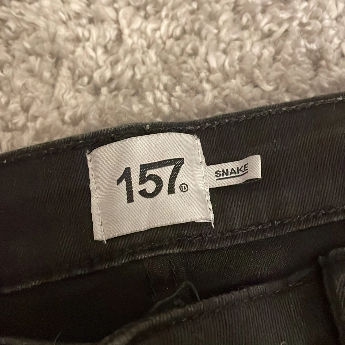 Jaens med hål på knäna - 91