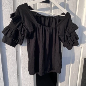 Tröja - Söt tröja från Svea. Kan både bäras som off shoulder och vanligt. Köparen står för frakten som tillkommer💕