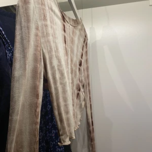 Cute - Säljer denna söta croptoppen ifrån shein, väldigt fin och tunn så passar till allt :)