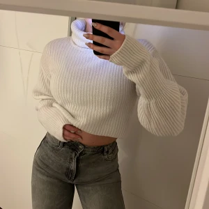 Vit polo - Vit stickad polotröja från Linn Ahlborgs kollektion med nakd. Storlek S🤍