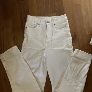 Vita jeans - Vita jeans från HM. Sparsamt använda och i fint skick. Storlek 32.