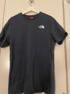 The North Face T-shirt - En mörkblå the north face t-shirt i storleken M. Knappt använd. Köparen står för frakt och priset går att förhandla. 