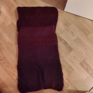 Vinröd halsduk - Väldigt snygg