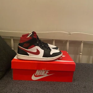 Jordan 1 Mid Gym Red - Hej! säljer dessa jordans i fint skick.  Storlek 40 Skick 8.5/10 Pris 999kr