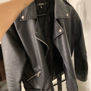 Jacka från missguided - Sjukt fin ”skinn” jacka från missguided som är sparsamt använd men trots det inga defekter, säljer nu pga att jag tycker den är lite liten:/ 🤍