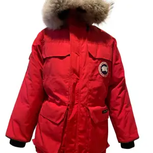 Canada Goose expedition parka  Storlek XS men passar mer M/L   Inga hål och fina muddar 