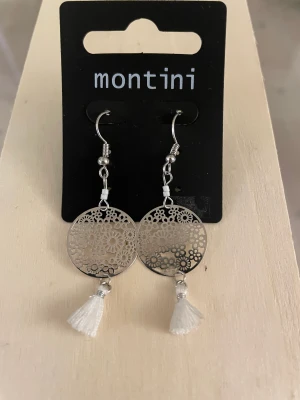 Örhängen montini - Örhängen köpta som present för 50kr men det passade inte stilen så jag säljer de vidare för 25kr. Helt nya och har inte tagit ur sin förpackning.