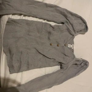 Grå tröja med knappar - Grå tröja med knappar  Storlek xs 