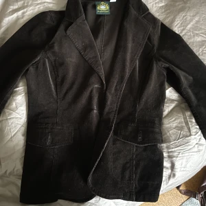 Kort brun corduroy kavaj - Snygg oanvänd kavaj som köptes i somras på HUMANA vintage secondhand butiken. Material: corduroy, märke: hammerschmid