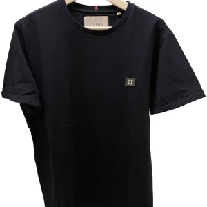 LES DEUX, mörkblå, Slt M  - Hej!  Denna T-shirt är bara använd en gång.   Den är väldigt fin i material.   Jätte Komfort.   Den är av märket Les Deux.   Pris går att diskuteras vid snabb affär. 
