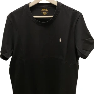 Polo, svart, slt M  - Hej!  Denna T-shirt är bara använd 2 gånger.   Den är i jätte bra skick. Tvättat en gång i kallt tvätt. Jätte Komfort.   Polo t-shirt.   Pris går att diskuteras vid snabb affär. 