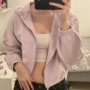 Croppad tröja  - ljuslila huvtröja med dragkedja från weekday💟💟