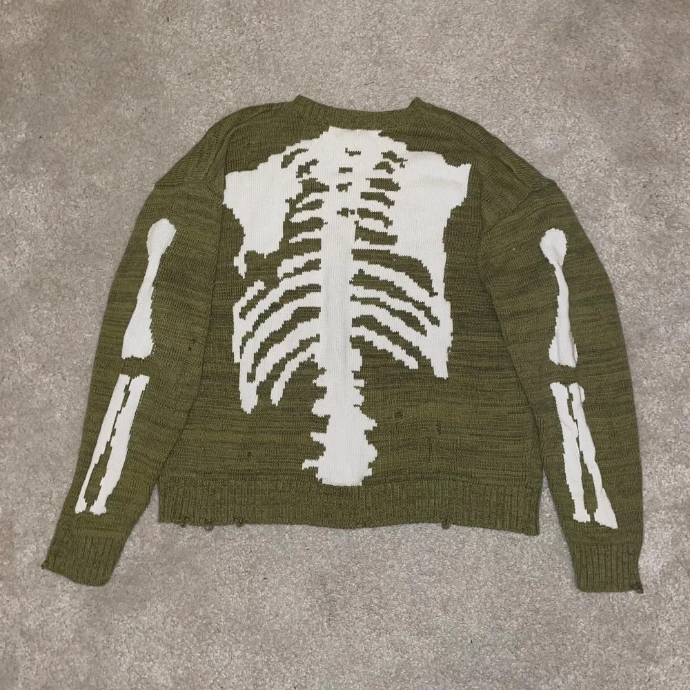 En grön tjocktröja med skelett på baksidan💗 . Tröjor & Koftor.