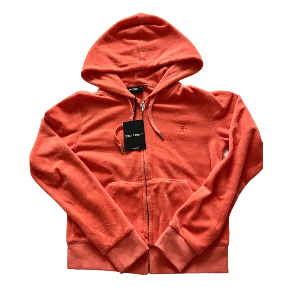 Juicy Couture frotté zip up i korall rosa-orange färg, färgen ser helt fel ut enligt mig genom kameran o mer en orange-rosa färg irl!! Prislapp o allt kvar. Hoodies.