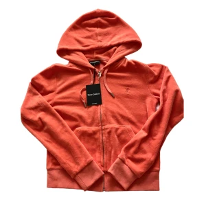 Juicy couture  - Juicy Couture frotté zip up i korall rosa-orange färg, färgen ser helt fel ut enligt mig genom kameran o mer en orange-rosa färg irl!! Prislapp o allt kvar