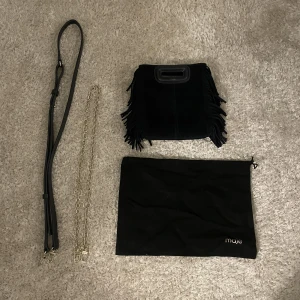 Maje väska - Nu säljer jag min favorit väska från Maje. Väskan är i mocka och är mörkblå. Det kommer med ett strap och en lite kortare kedja och totebag. Väska är bara använd ett par fåtal gånger. Ordinarie pris är 2350 kr.💕