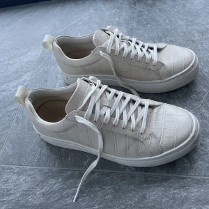 Sneakers - Säljer mina beiga Sneakers från Vagabond i storlek 38. Använda ett fåtal gånger och är i bra skick! 