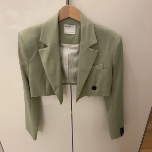 Cropped kavaj - Kavaj från Bershka storlek 36.  Använd en gång. 