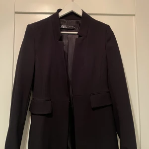 Zara kappa - Zara kappa i svart. Helt oanvänd.  Köpt för 800 kr.💞