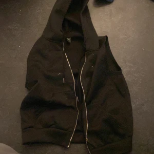 Arm lös hoodie  - En armlös hoodie 