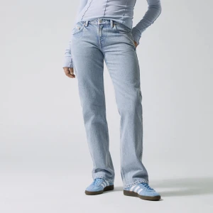 Arrow jeans weekday - Arrow low straigth jeans från weekday. Kan skicka fler bilder privat vid intresse❤️