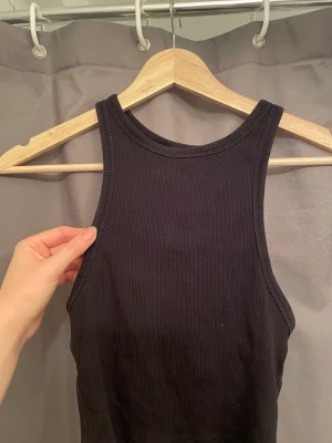 Svart Zara Linne  - Snyggt linne från Zara. Köpte det förra sommarn, användt bara några få gånger. Det är stk M men sitter som en S/xs. Säljer det för att jag har två likadana🥰 Köpte den för 79kr men säljer för 30 för att jag använt det några gånger✨✨ 