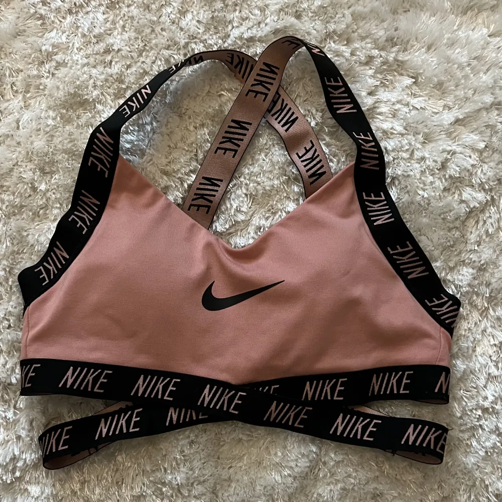 En bekväm Nike sport topp i gott skick, i strl s passar även xs. Direkt pris 220 kr !!! 💗. Övrigt.