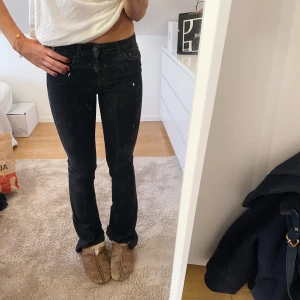 Lågmidjade Zara jeans - Säljer dessa snygga lågmidjade zara bootcut jeans, bra skick, passar på mig som är 169, säljer pågrund av att jag har ett par likadana, köpares står för frakt!💕