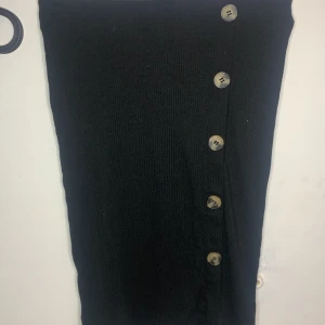 Svart knapp kjol - Kjolen kan du bestämma själv hur du vill att den sitter, om du vill har knapparna på mitten, kanterna eller bakom. Make it on youre own way!