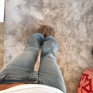Blå jeans - Superfina blå lågmidjade jeans, bra skicka och kvalite, lite långa på mig som är 169. 75cm runt midjan och innerbensläng: 89 cm. Köparen står för frakt, går att köpa direkt för 350+ frakt