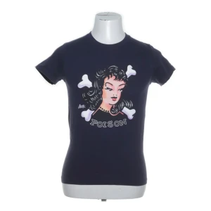 marinblå tshirt med tryck - marinblå T-shirt med tryck, är i srl L men sitter som S-M