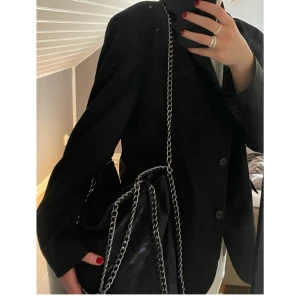 Stella McCartney-liknande väska - Säljer denna otroligt snygga väska liknande Stella McCartneys! Perfekt storlek, kan ha på stan, till skolan och är särskilt snygg till festen. Kan kläs upp och kläs ner. Väldigt rymlig men ändå nätt och diskret. Kan bäras både crossbody och över axeln! 🪩🍸