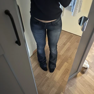 Lågmidjade jeans  - Super snygga Lågmidjade jeans från 7 for all mankind, säljer då jag tröttnat lite på de🤗 midjemått: 76cm Innerben: 83cm