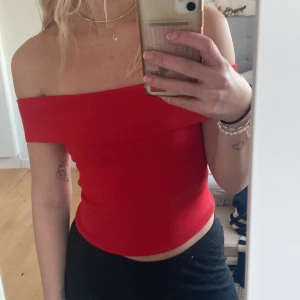 Topp - Off shoulder topp från zara, knappt använt den så den är i väldigt fint skick!❤️