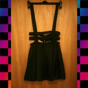 Kjol - En kort, high waisted, svart kjol med resårband :3