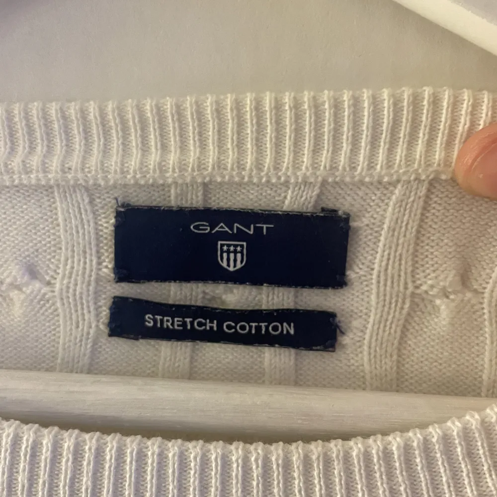 Fin, stickad gant-tröja.  Stretch cotton. Stl. M  Knappt använd, ser ut som ny.  Nypris: 1400kr. Stickat.