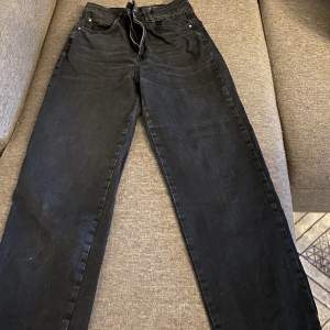 Svarta jeans från Zara i storlek 38. Kommer inte till användning av mig. Passar mig som är 160cm. Frakt tillkommer!