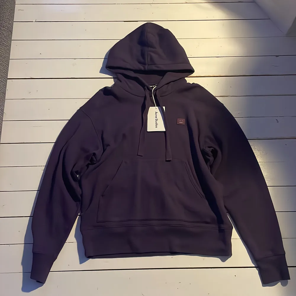 Bra skick, sällan använd, nypris 2800kr, köpt på selvage. Hoodies.