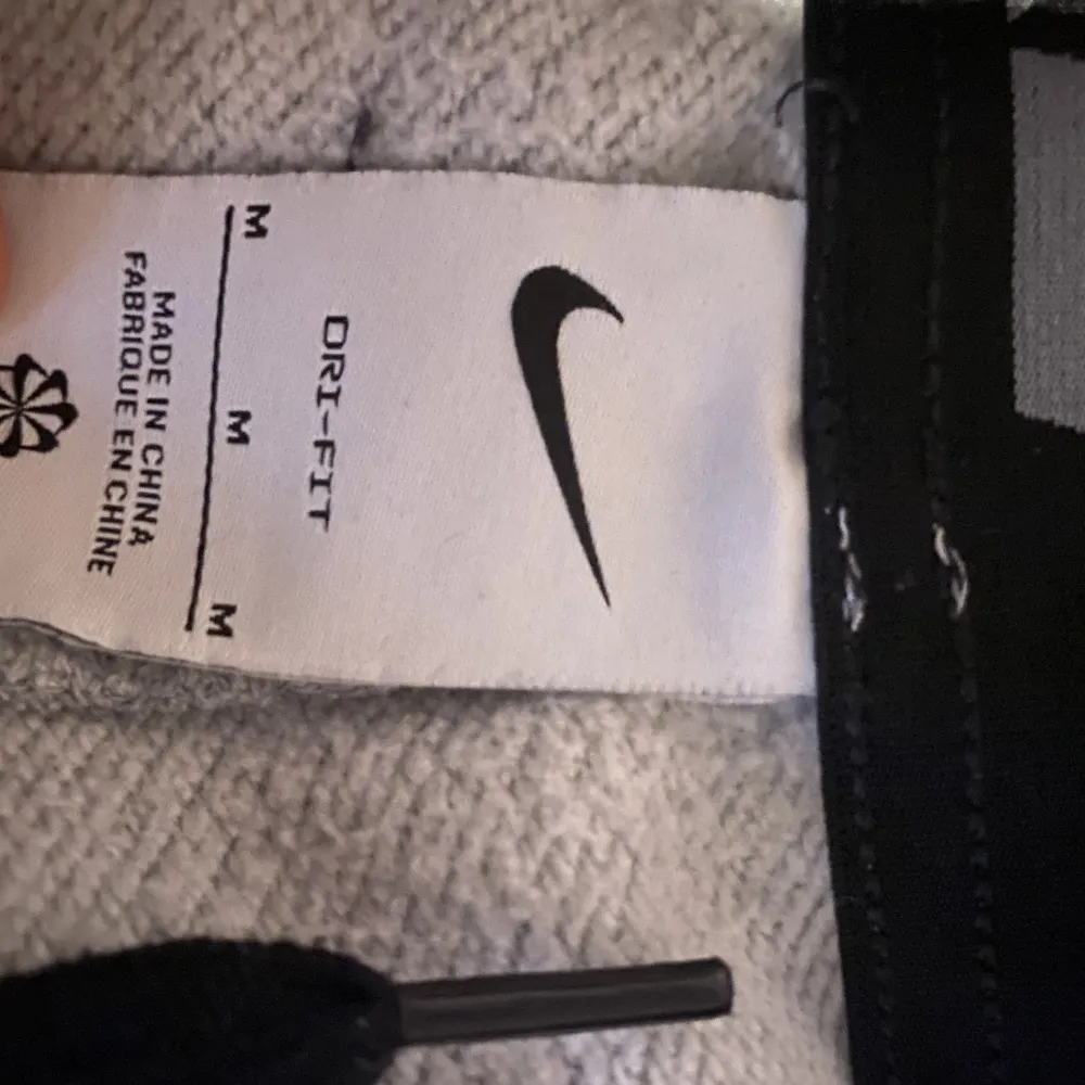 Grå Nike trräningsbyxor,sparsamt andvända. . Jeans & Byxor.