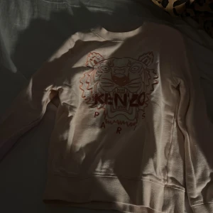 Säljer Denna har Kenzo tröja -  säljer den här aktien och tröjan för 500 kr 